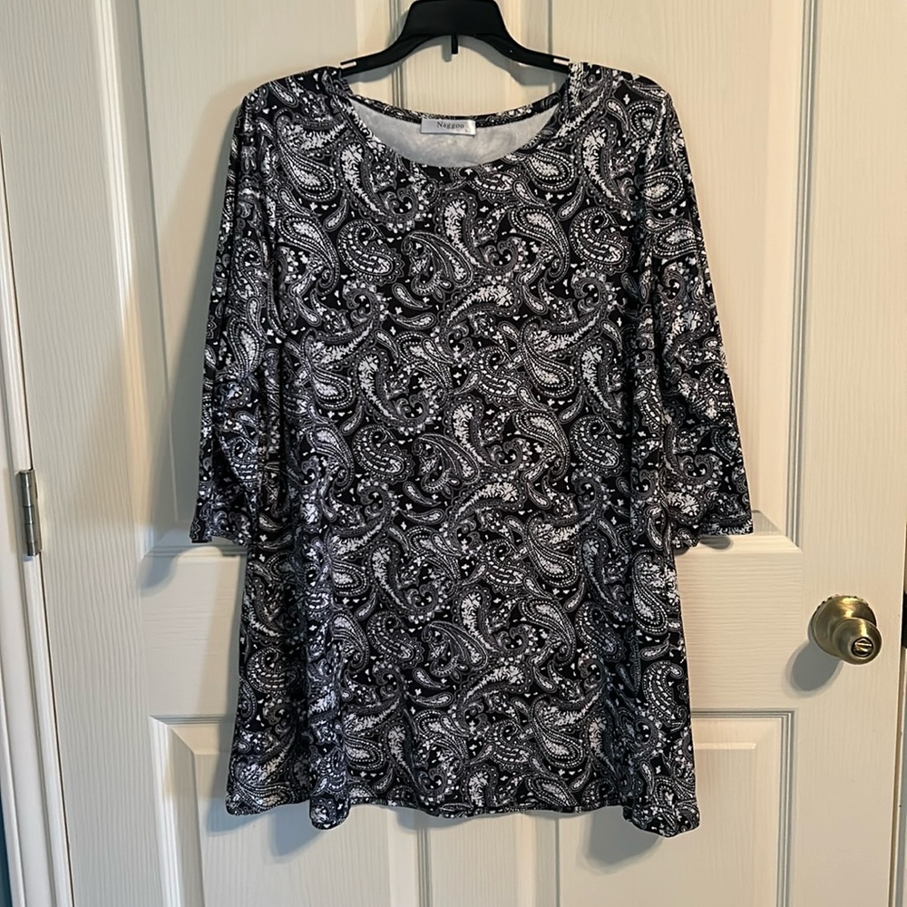 Black and white paisley knit tunic top/blouse. Size L. Worn once.